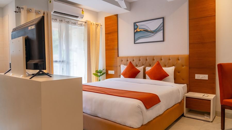 Standard Room with a large bed at Montclair Ananta, Elite.