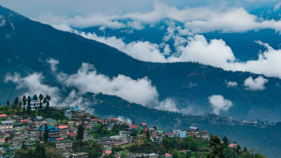 lush green mountains with clouds on top of it