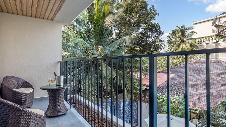 2205 Balcony-1 pool view