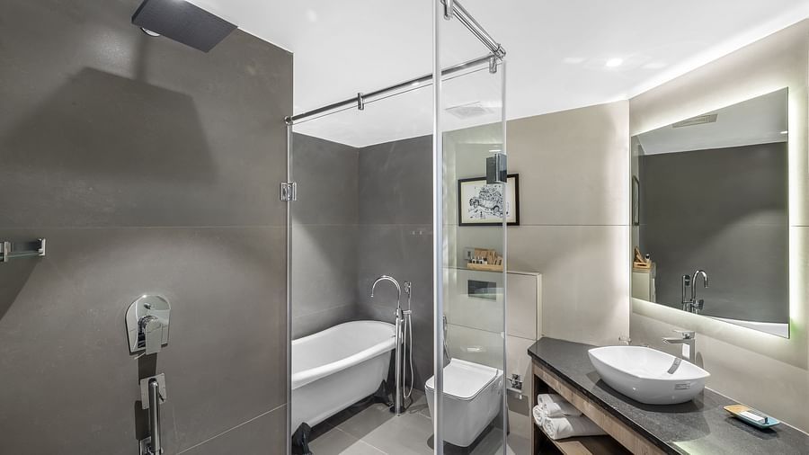 Bathroom Full  Juniour Suite with bathtub