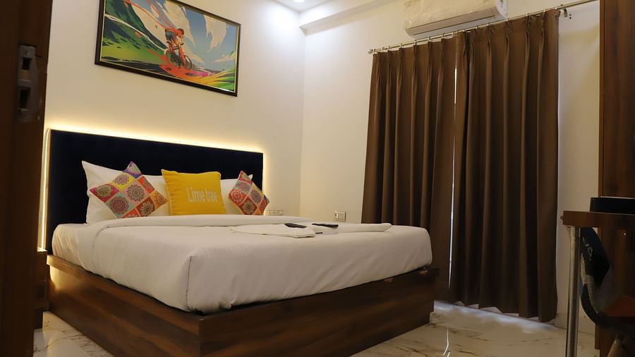 A room featuring a bed, a painting and a chair - Opulent Inn