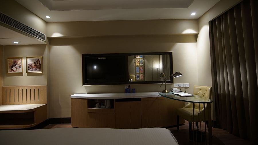 Deluxe Room Study Table