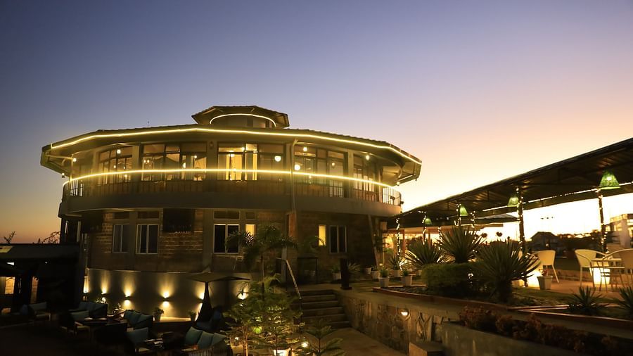 outdoor dining at dusk - Polo Cherrapunjee Resort