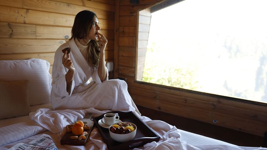 guest eating on the bed of the presidential villa 5 - Polo Orchid Resort, Cherrapunji