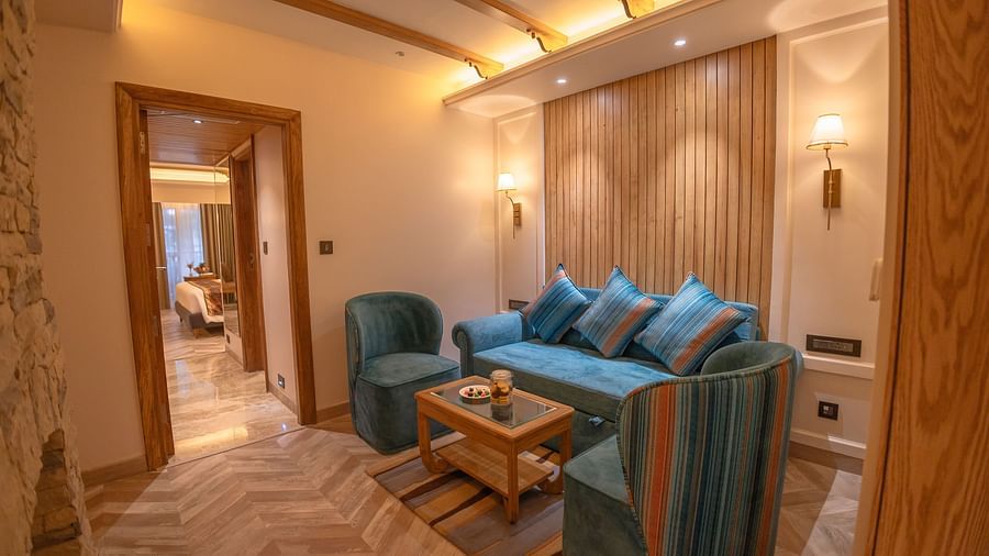 SUITE LIVING ROOM