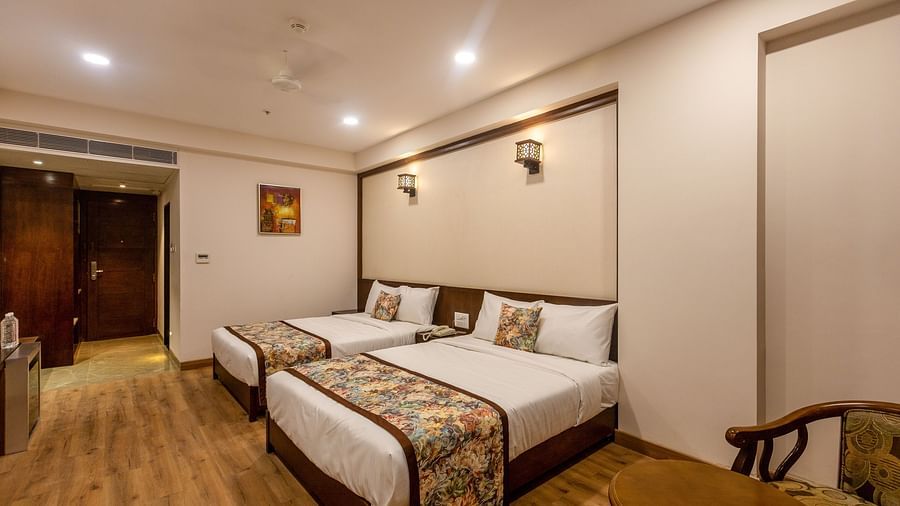 Room with twin bed