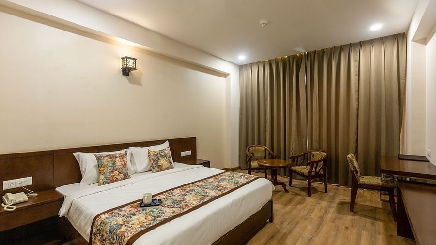 Room with king size bed