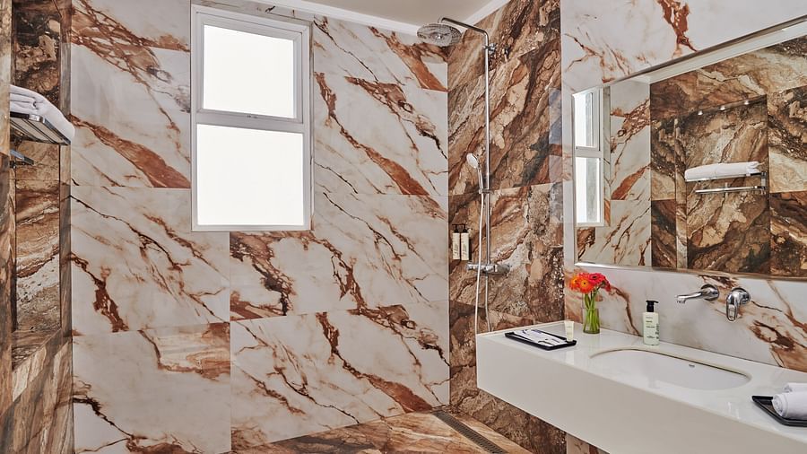 the vanity area in the PREMIER ROOM - Royal Kingdom Sarovar Portico, Pilibhit