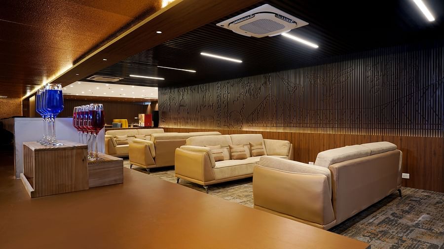 sofas and a shelf with welcome drinks in the lounge at Sarovar Portico, Kolkata Rajarhat