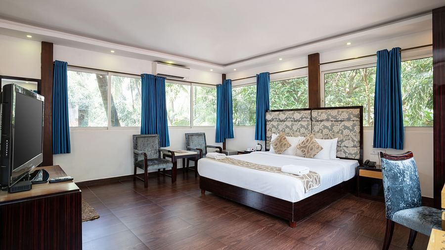 luxury suite near Anjuna beach offers several windows and a large bed - Stone Wood Riverfront Resort, Siolim