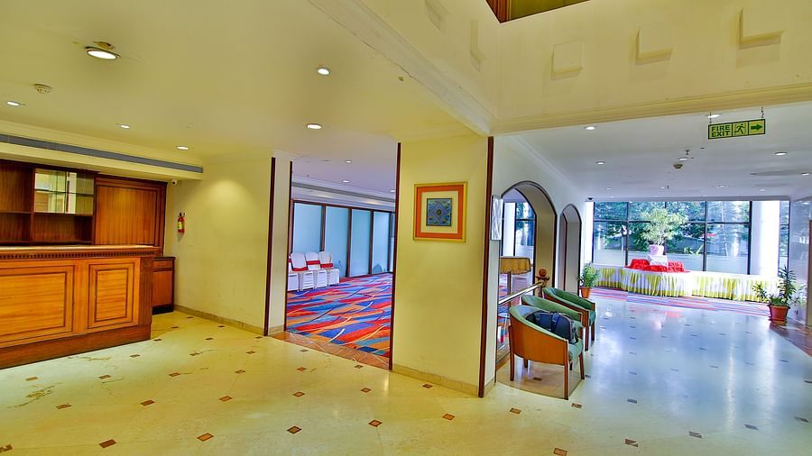 Lobby Reception The Gokulam Park Kochi 5
