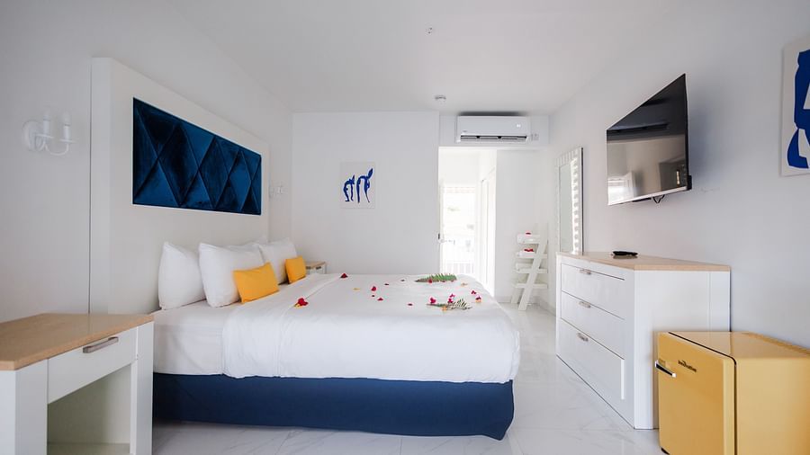 view of a king size bed facing the TV - The Soco House
