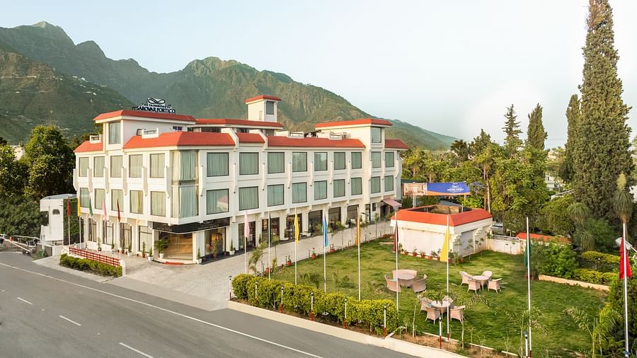 The Vaishnodevi Sarovar Portico, Katra exterior and road