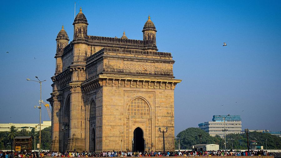 An image of Gateway of India which is surrounded by a huge crowd 