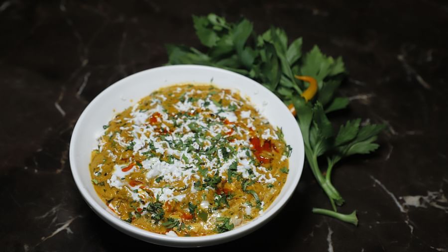 dal makhani plated on a restaurant table2