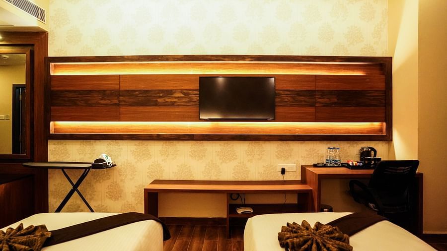 V Five Hotel - interior view of the Executive Room with a mounted television