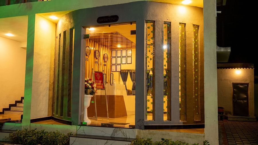 exterior image of the lobby with a staircase going up - VITS Select Diamond Resort, Sasan Gir