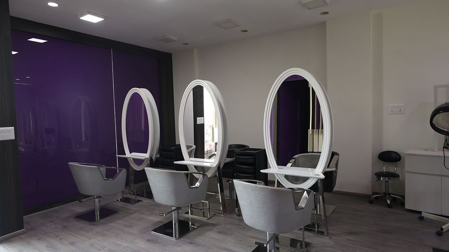 Chairs placed opposite oval mirrors in a salon