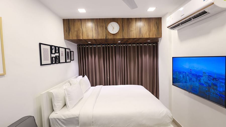 Bedroom of room 402 3001 5001 at Wabi-Sabi Juhu 5