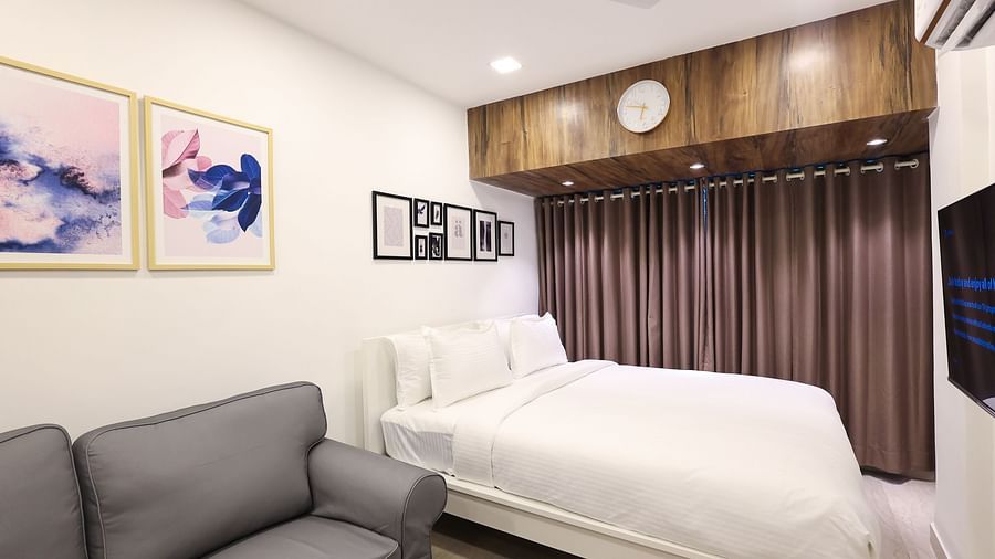 Bedroom of room 402 3001 5001 at Wabi-Sabi Juhu 7