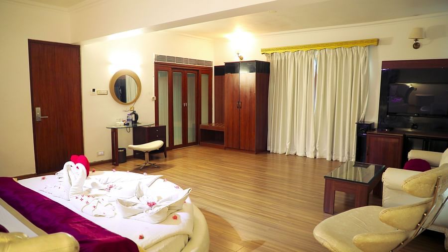 overview of Honeymoon Suite - White pearl suites by rosetum 