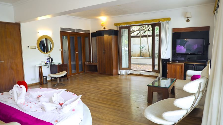 overview of Honeymoon Suite with seats and round bed - White pearl suites by rosetum 
