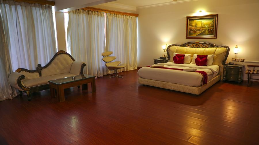 a queen bed inside Queen Suite - White pearl suites by rosetum 