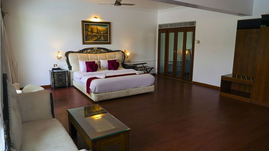 a double bed in the centre at Queen Suite - White pearl suites by rosetum 