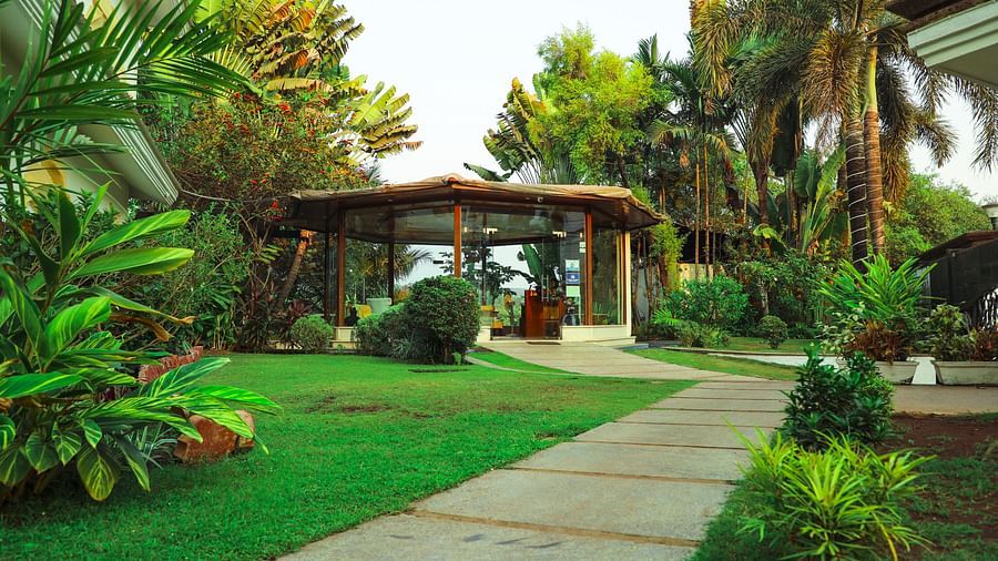 garden area with stone pathway - White pearl suites by rosetum 