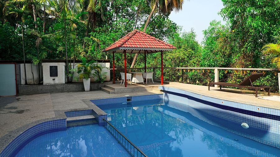 Swimming pool area - White pearl suites by rosetum 
