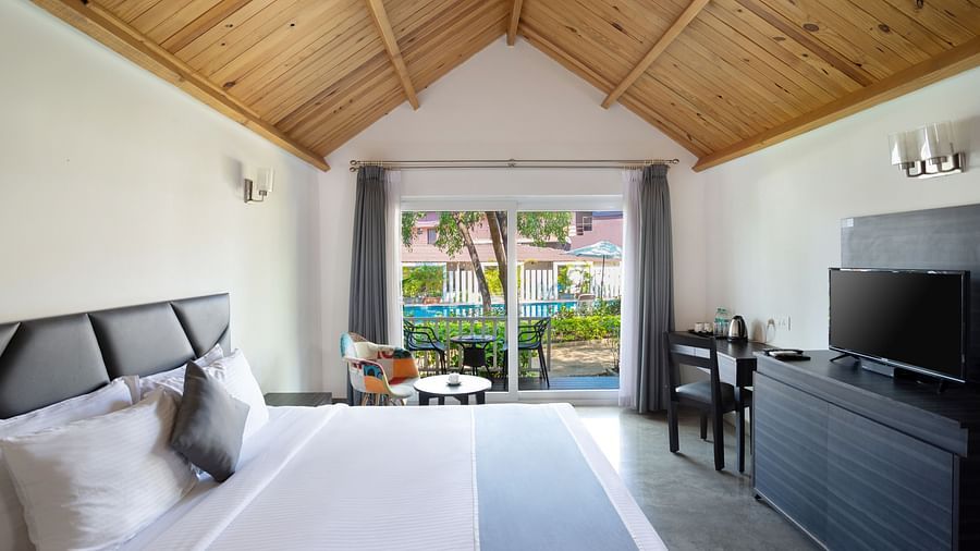 pool front room showing amenties - White Woods Resort, Morjim