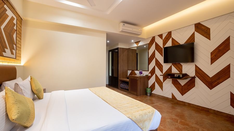 Picture showing the King size bed in the Super Deluxe Suite at ZARA’s Resort, Khandala