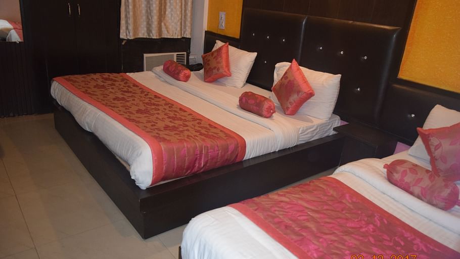 Deluxe 4 Bed A/C Room at Hotel Trishul - Budget Hotels, Har ki Pauri Hotels, Haridwar Hotels