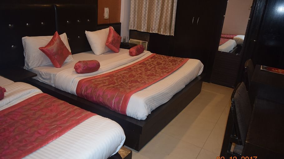 Deluxe 4 Bed A/C Room at Hotel Trishul - Budget Hotels, Har ki Pauri Hotels, Haridwar Hotels