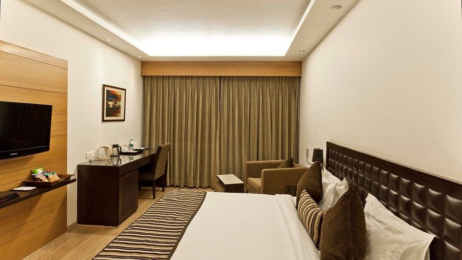 Deluxe Room - Hotel Saket 27 New Delhi - Best place in Delhi 1