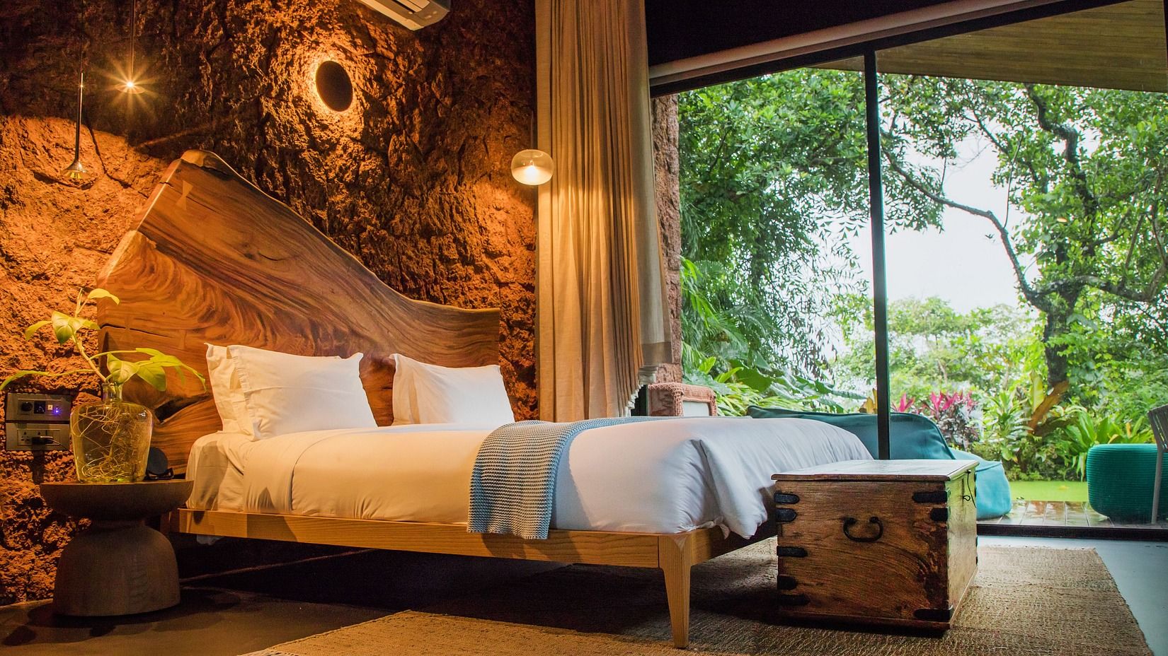V Three - Queen Bed, Ensuite with outdoor shower - Villa in Palms by V Escapes