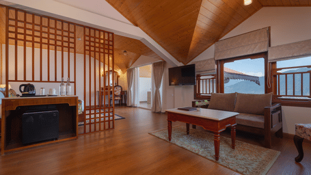 ATTIC SUITE WITH VIEW