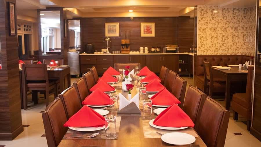 A dining table and chairs placed in a closed dining area | Summit Oakden Resort & Spa, Mall Road
