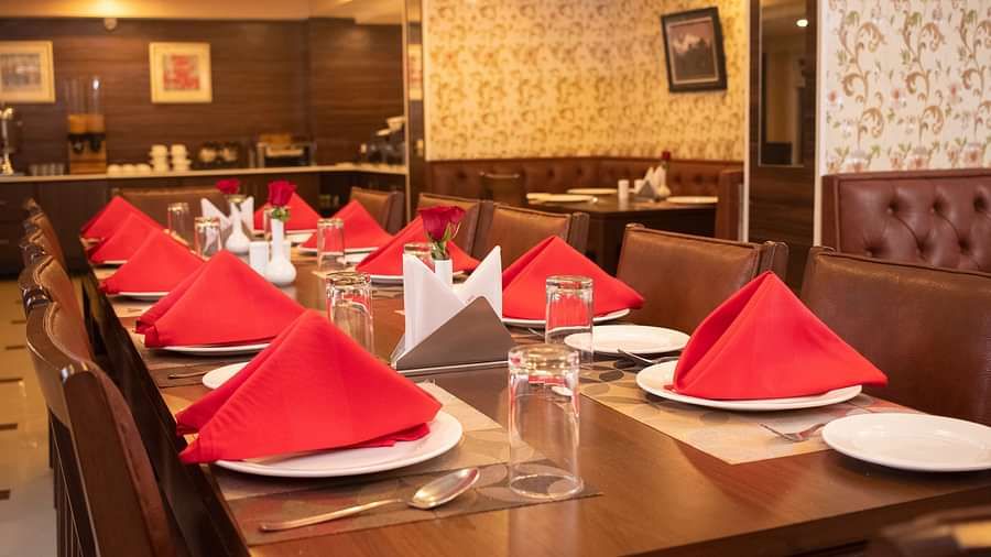 A dining table and chairs placed in a closed dining area | Summit Oakden Resort & Spa, Mall Road