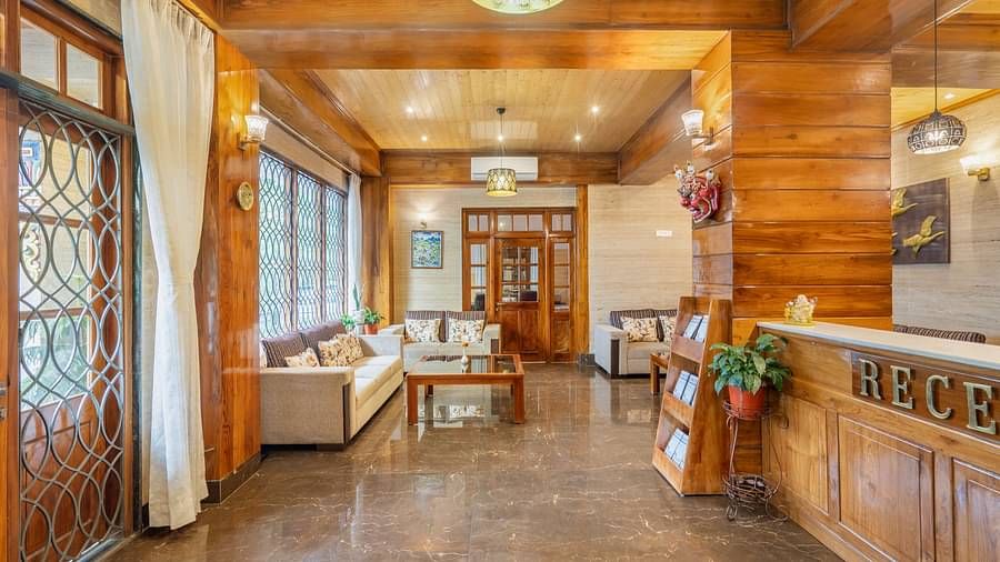 Summit Alpine Abode Hotel lobby facing reception area