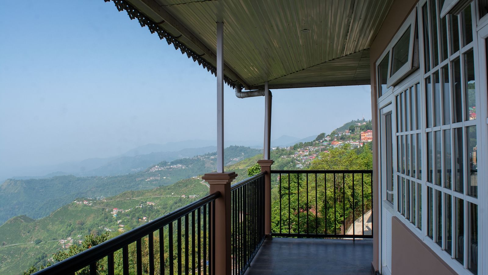 Balcony over looning the lush mountians at the Windy house