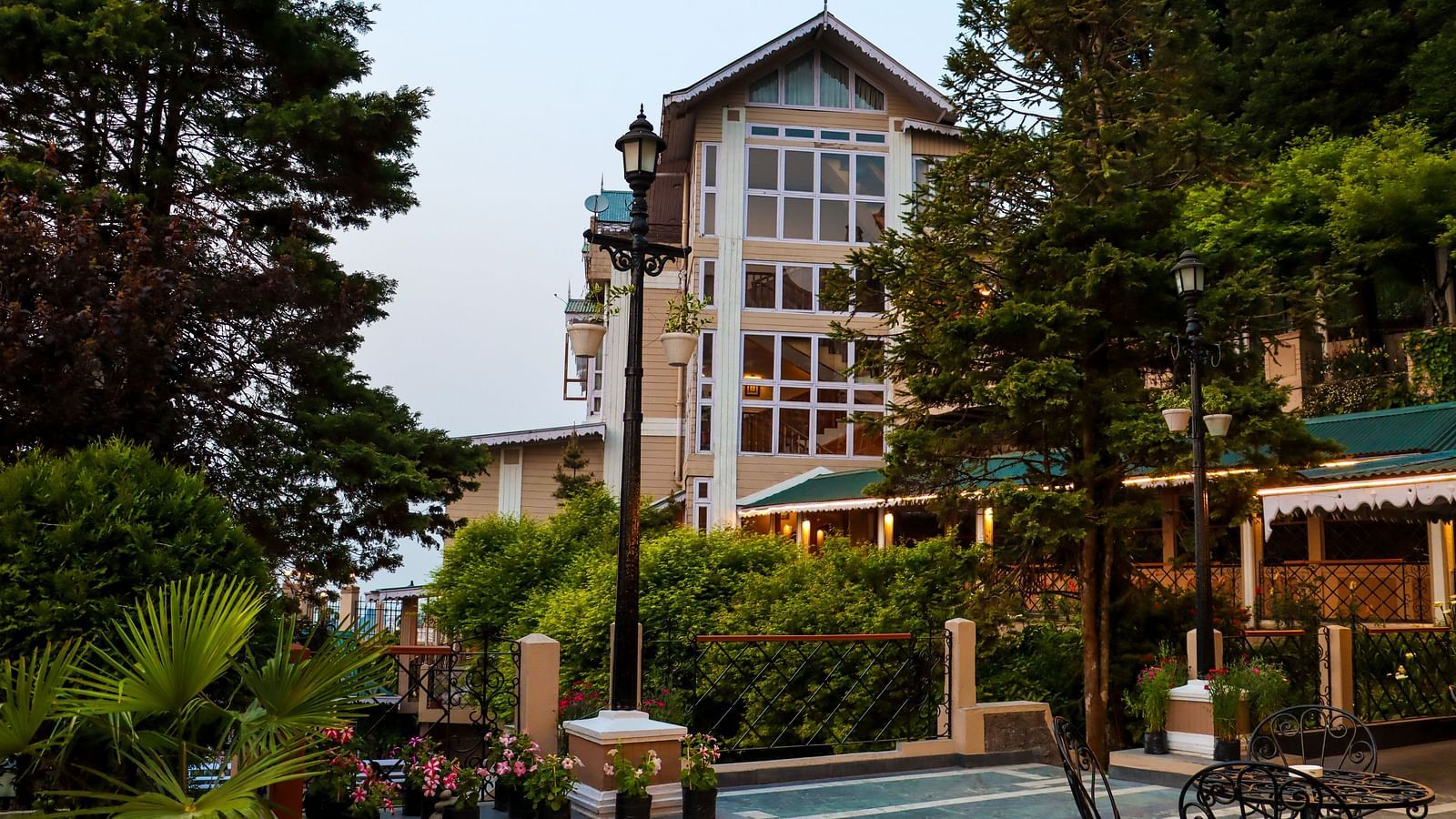 Outdoor seating and garden area at Cedar Inn