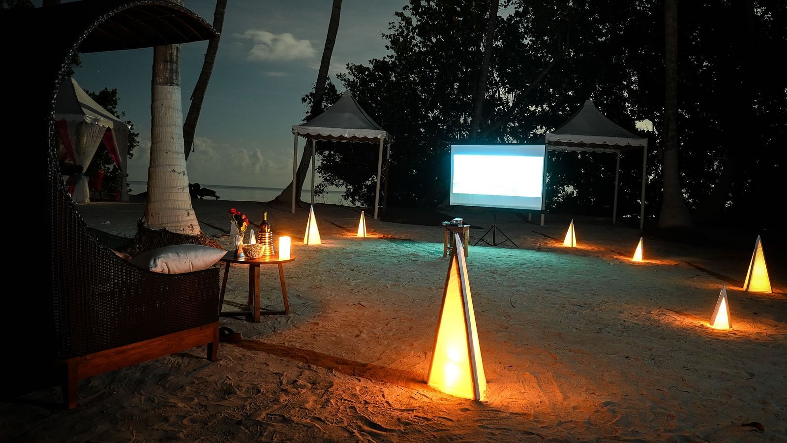 White screen with a movie showing on the beach - Coral Reef Resort  & Spa, Havelock