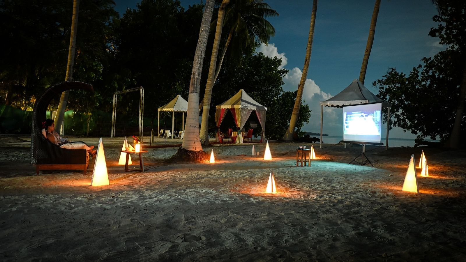 White screen with a movie showing on the beach - Coral Reef Resort & Spa, Havelock
