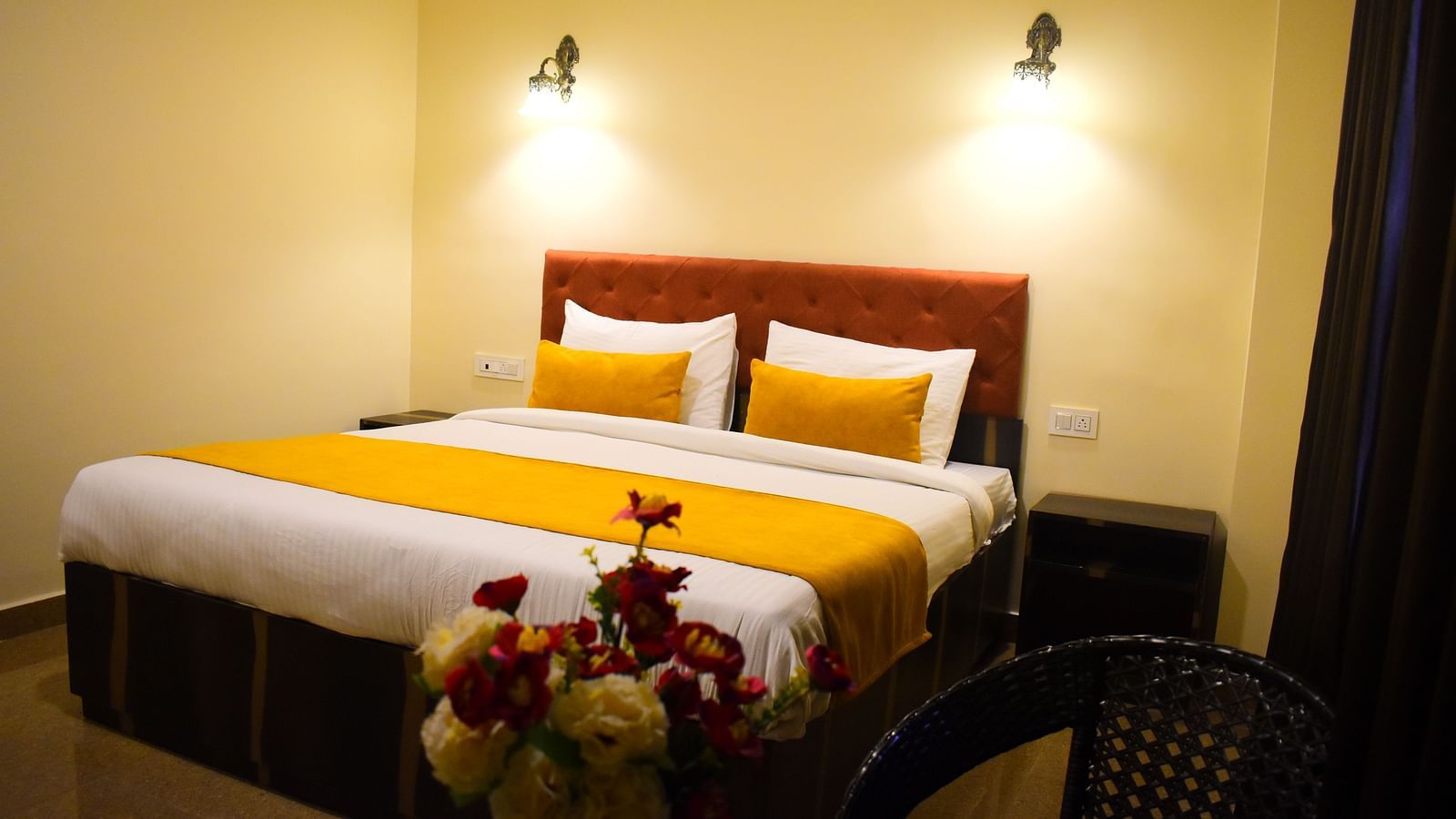 Deluxe Room at Ecotel Sonam Lachung featuring a bed with yellow pillows
