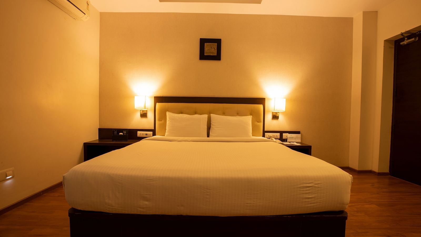 Executive Room queen bed 9