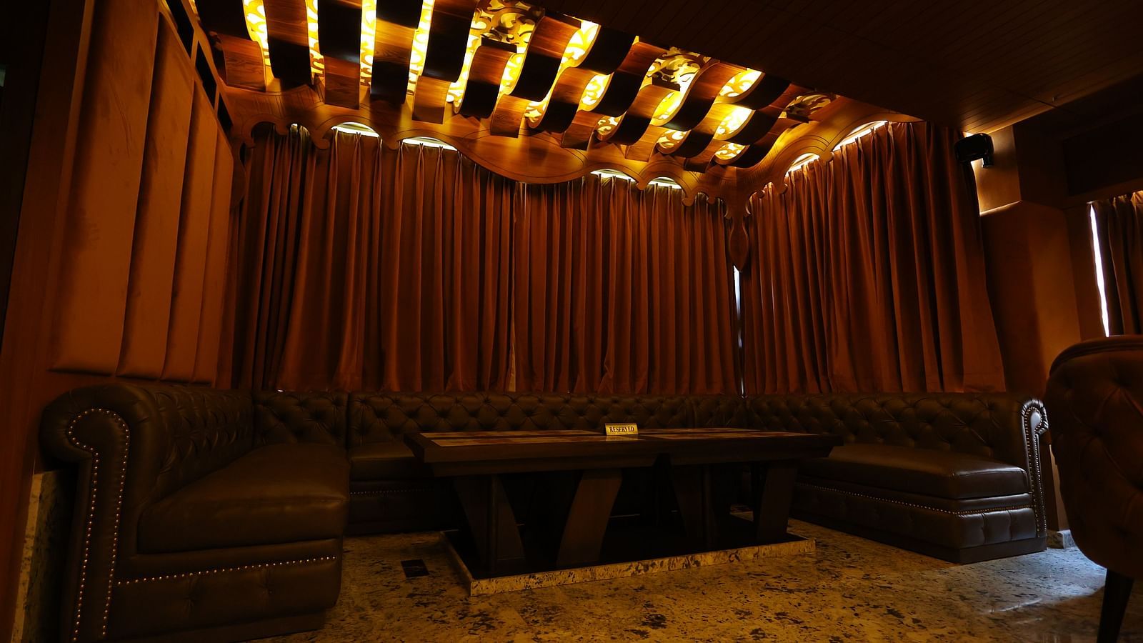 Image of seating area of JBs lounge at Hotel Amar with ambient lighting 