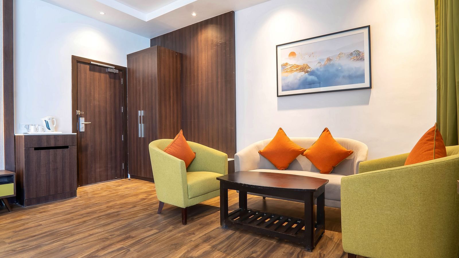 Premium Rooms with Lake View at Hotel Le ROI Lake View Koti with a beautiful view from the window next to the plush bed2