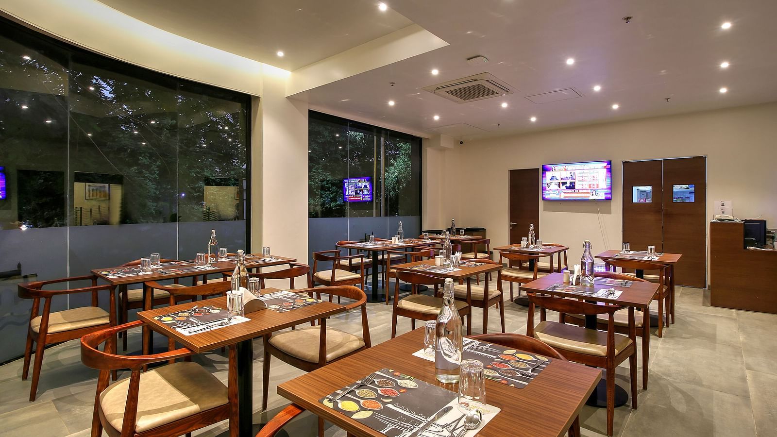 Multi-cuisine Restaurant at Hotel Mumbai House, Ghansoli