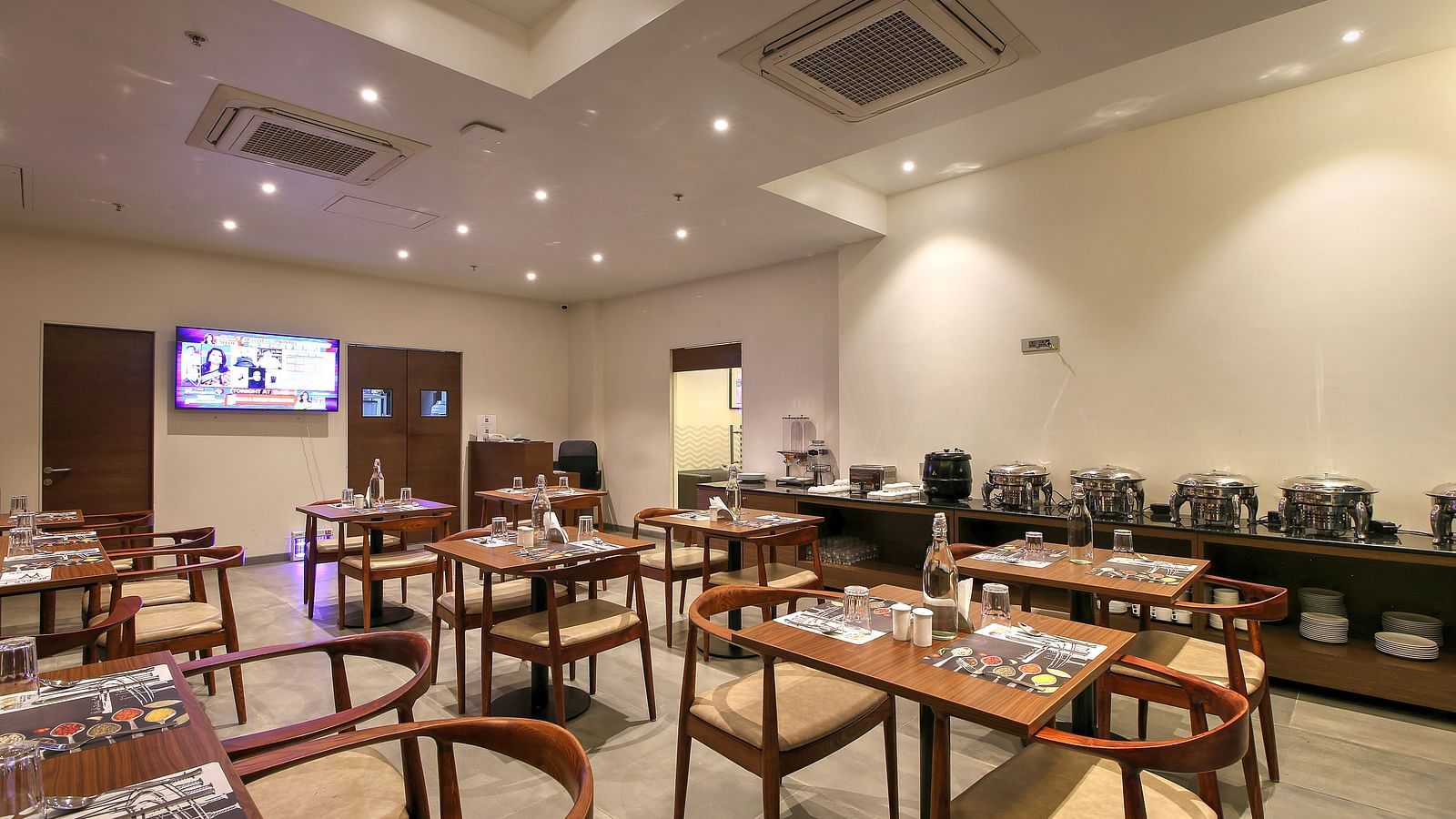 Multi-cuisine Restaurant at Hotel Mumbai House, Ghansoli